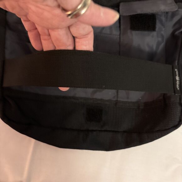 Eddie Bauer Shoulder Strap Nylon Messenger Bag Black Pockets Adjustable, size Sm - Picture 3 of 12